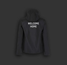 Lade das Bild in den Galerie-Viewer, Softshelljacke "WELCOME HOME" (schwarz – unisex)