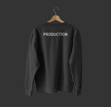 Lade das Bild in den Galerie-Viewer, Sweater "PRODUCTION" (schwarz – unisex)