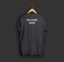 Lade das Bild in den Galerie-Viewer, Shirt &quot;WELCOME HOME&quot; (schwarz / weiß – unisex)
